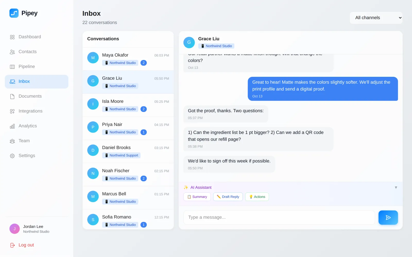 Инбокс Pipey: слева список диалогов, справа открытый чат с клиентом