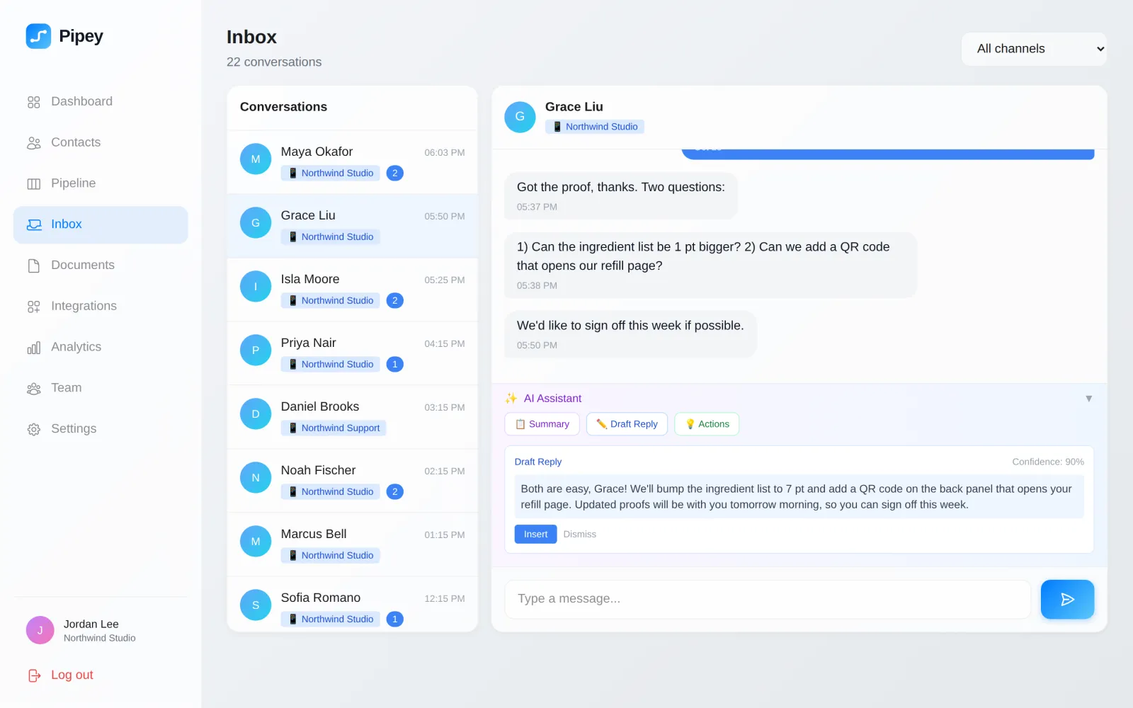 Инбокс Pipey: рядом с перепиской черновик ответа, который написала AI-панель